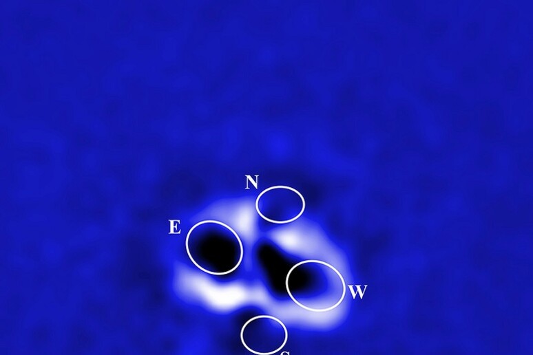 Le due coppie di cavità nell 'ammasso di galassie RBS 797 osservato ai raggi X (fonte: NASA/CXC/Università di Bologna/F.Ubertosi) - RIPRODUZIONE RISERVATA