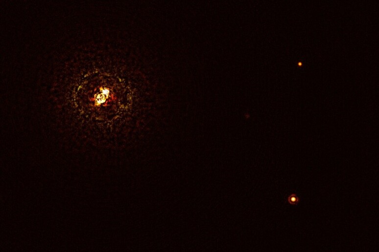 La coppia di stelle b Centauri con il suo pianeta gigante b Centauri b (fonte: ESO/Janson et al.) - RIPRODUZIONE RISERVATA