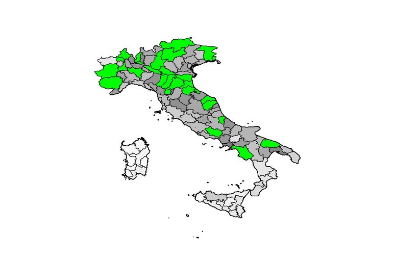 In verde le province in cui l 'incidenza dei casi positivi supera la soglia di 45 casi ogni 100.000 abitanti (fonte. Giovanni Sebastiani) - RIPRODUZIONE RISERVATA