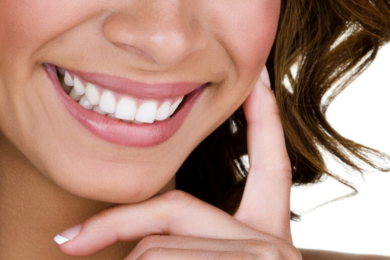 Denti bianchi senza rischi, attenzione a fretta e a fai-da-te - RIPRODUZIONE RISERVATA