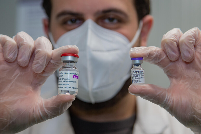 Covid: i vaccini di AstraZeneca e Pfizer - RIPRODUZIONE RISERVATA