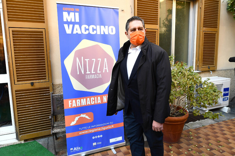 Giovanni Toti il giorno del debutto delle vaccinazioni in farmacia - RIPRODUZIONE RISERVATA