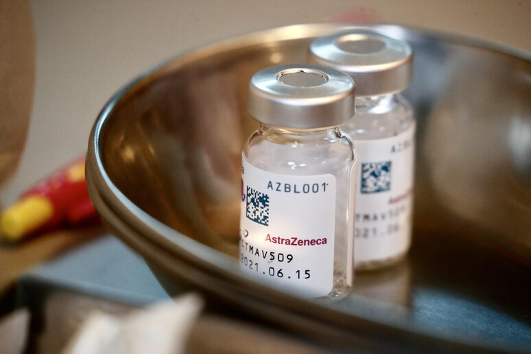 Vaccino AstraZeneca, i sintomi di tromboembolia © ANSA/EPA