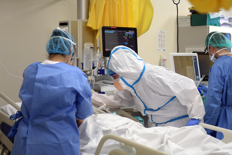 Reparto di terapia intensiva dell 'ospedale di Vizzolo Predabissi - RIPRODUZIONE RISERVATA