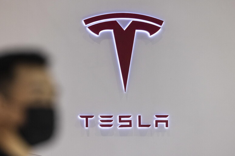 Tesla, in Usa 30 indagini da 2016 su sospetti guida automatica © ANSA/EPA