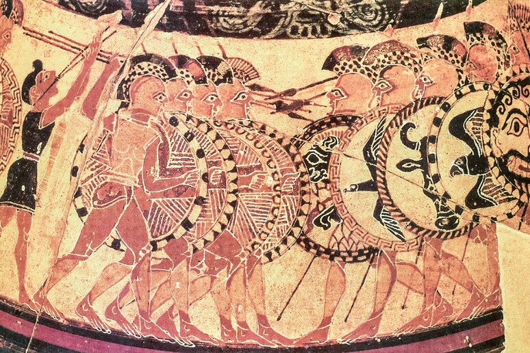 Gli opliti greci ritratti sull’Olpe Chigi custodita al Museo nazionale etrusco di Villa Giulia (fonte: Wikipedia) - RIPRODUZIONE RISERVATA