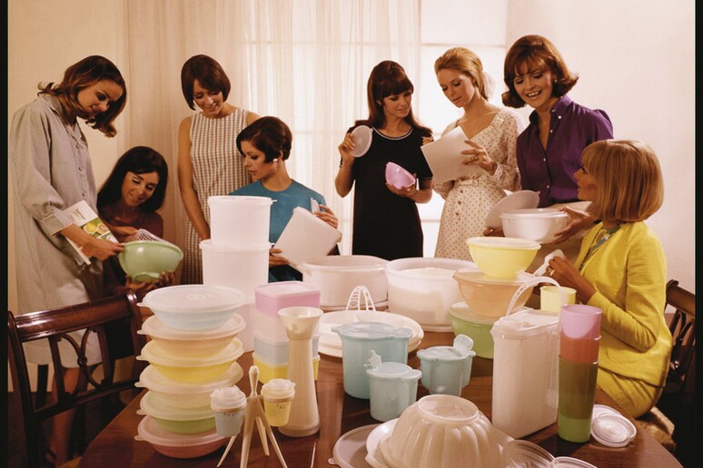 1965 Il Party Tupperware. Foto vintage di uno dei brand più noti di vendite a domicilio - RIPRODUZIONE RISERVATA