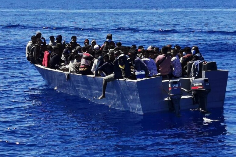 Un barcone nei pressi di Lampedusa, archivio - RIPRODUZIONE RISERVATA