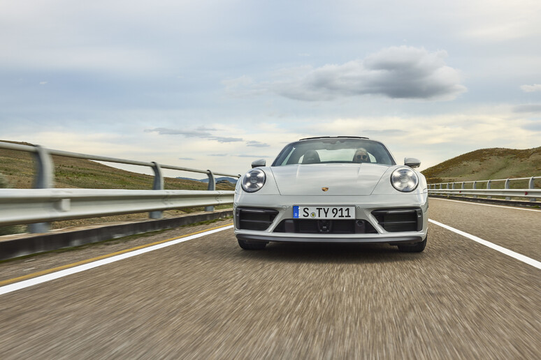 Porsche 911 GTS, con 480 CV è ancora più potente - RIPRODUZIONE RISERVATA