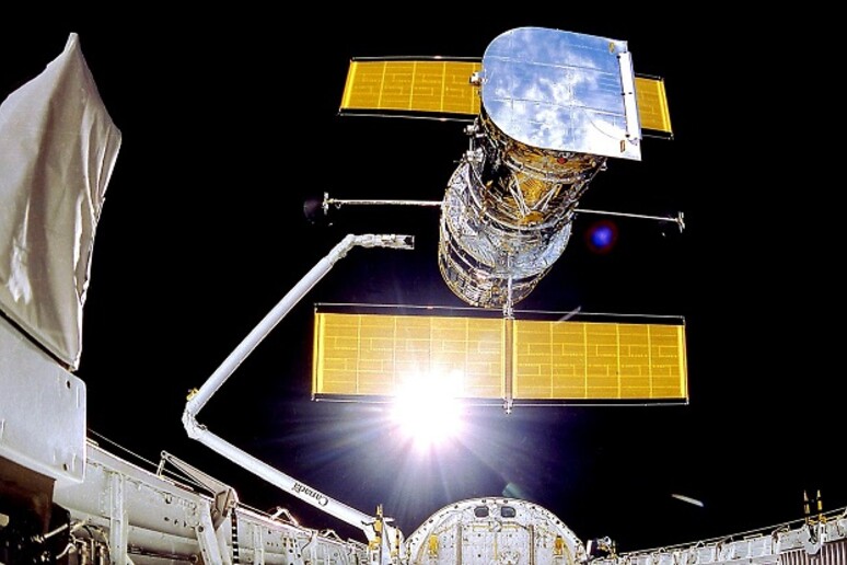 Il telescopio Hubble messo in orbita dallo Space Shuttle Discovery (fonte: NASA/Smithsonian Institution/Lockheed Corporation) - RIPRODUZIONE RISERVATA