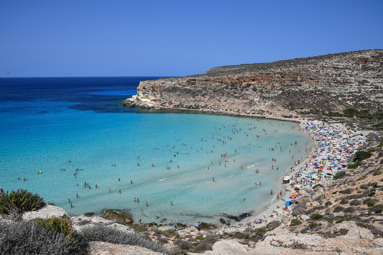 La Spiaggia dei Conigli a Lampedusa - RIPRODUZIONE RISERVATA