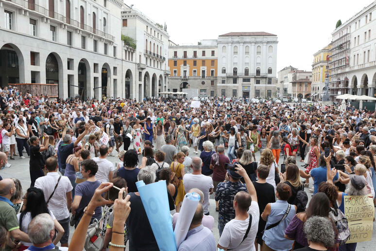 Green Pass: manifestazione di protesta a Brescia - RIPRODUZIONE RISERVATA