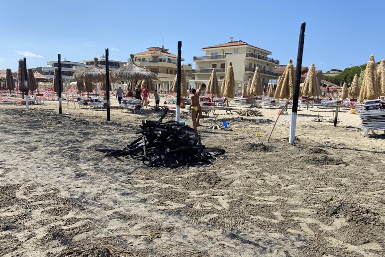 Incendi Pescara, lettini bruciati in spiaggia - RIPRODUZIONE RISERVATA