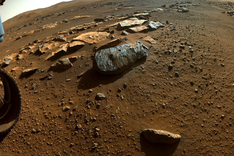 La piccola roccia grigia al centro della foto è Rochette, dai due fori sono stati prelevati i campioni attesi sulla Terra, chiamati Montdenier e Montagnac (fonte: NASA/JPL-Caltech) - RIPRODUZIONE RISERVATA