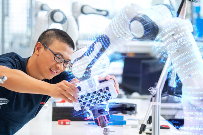 Le  'dark factory ' cinesi dove robot lavorano al buio - RIPRODUZIONE RISERVATA