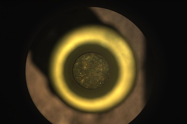 Il campione di roccia all’interno del tubo di titanio (fonte: NASA/JPL-Caltech) - RIPRODUZIONE RISERVATA