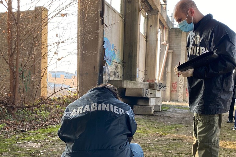 Il sopralluogo dei carabinieri nell 'area in cui è stato trovato il cadavere - RIPRODUZIONE RISERVATA