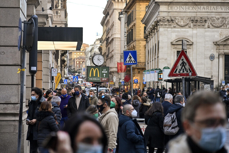 Gente in strada in centro a Roma - RIPRODUZIONE RISERVATA