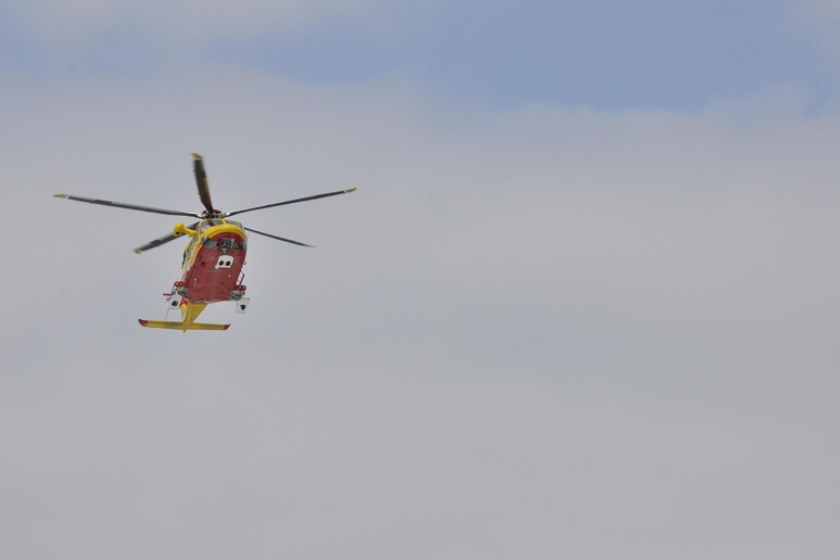 Valanga a Pila, gli elicotteri dei soccorsi in azione - RIPRODUZIONE RISERVATA