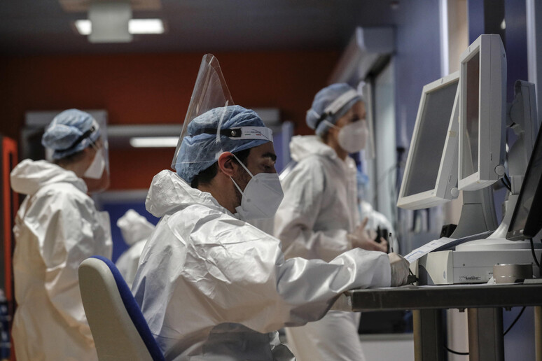 Operatori sanitari in un reparto di terapia intensiva Covid. Immagine d 'archivio - RIPRODUZIONE RISERVATA